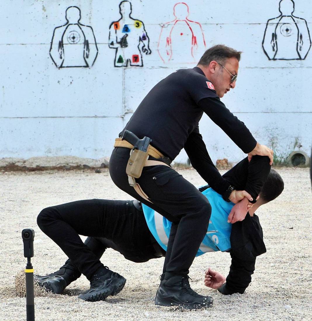 Yerli Lara Croft, karanlıkta hedefi 12'den vuruyor! Polis eğitmeni Nisa Aydın'ın müdahale teknikleri nefesleri kesiyor 36